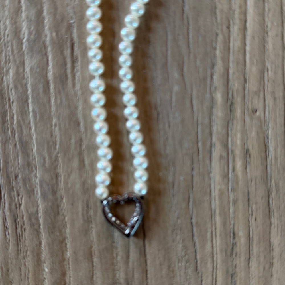 Pearl Necklace with diamond Heart Pendant - Ivory Pearls bought at fortunoff . - Picture 4 of 5